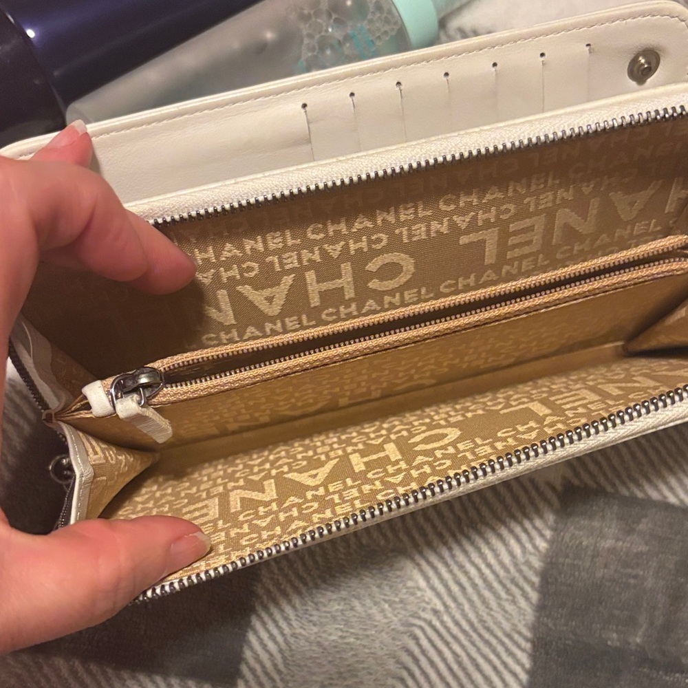 CHANEL Cream Quilted Leather Wallet - Picture 5 of 10